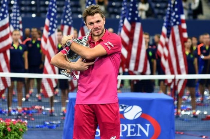 Petenis Swiss, Stan Wawrinka, memeluk trofi juara AS Terbuka yang didapat setelah menundukkan Novak Djokovic (Serbia) pada laga final di USTA Billie Jean King National Tennis Center, New York, Minggu (11/9/2016).