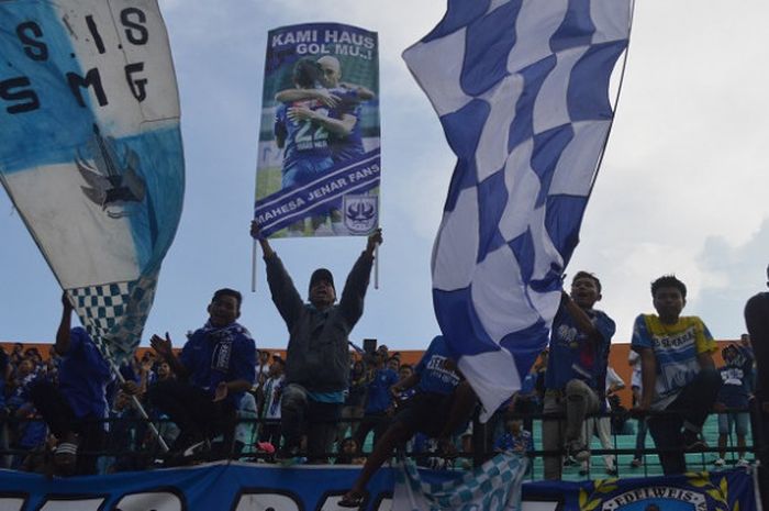 Suporter PSIS Semarang yang membawa banner untuk Bruno Silva.