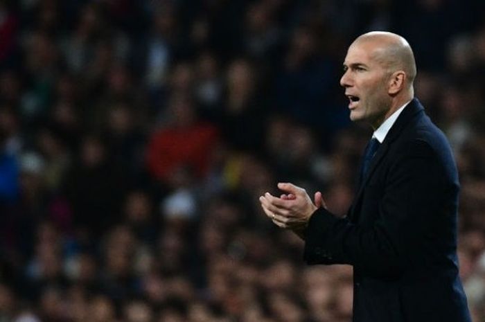 Pelatih Real Madrid, Zinedine Zidane, saat timnya bersua Borussia Dortmund pada partai fase grup Liga Champions di Stadion Santiago Bernabeu, Rabu (7/12/2016).