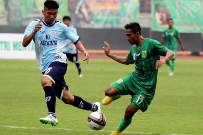 Pemain Persema (kiri) saat menghadapi Persebaya di Gelora Bung Tomo, Surabaya, Sabtu (29/10/2016). 