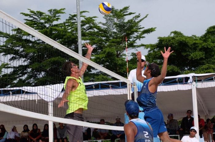 Tim voli pantai  putraIndonesia 1, Ade Candra Rachmawan/Muhammad Ashfiya, bersiap melakukan smes ke arah  Rahman Roufi/Bahman S (Iran),. Candra/Ashfiya menang, 21-11, 21-19 pada semifinal yang berlangsung, Minggu (22/10/2017) pagi.