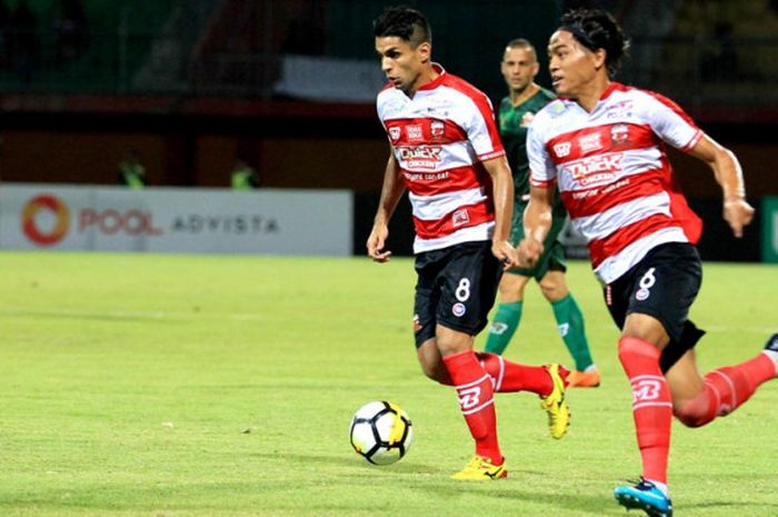 Aksi gelandang Madura United, Milad Zeneyedpour (kiri), dalam duel Liga 1 2018 kontra PS Tira di Stadion Gelora Ratu Pamelingan, Pamekasan, Jumat (3/8/2018).