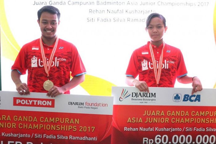 Pasangan ganda campuran Indonesia, Rehan Naufal Kusharjanto/Siti Fadia Silva Ramadhanti, berpose setelah menerima bonus secara simbolis sebagai juara pada Kejuaraan Asia Junior 2017 di Jakarta, Selasa (15/8/2017).