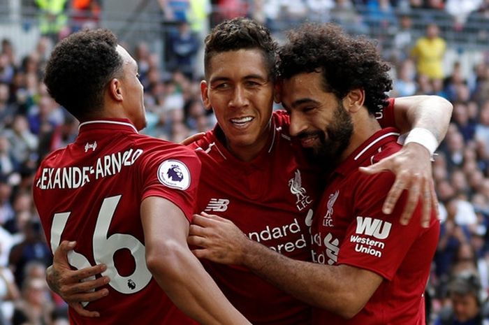 Penyerang Liverpool FC, Roberto Firmino (tengah), merayakan gol yang dicetak bersama Mohamed Salah (kanan) dan Trent Alexander-Arnold dalam laga Liga Inggris kontra Tottenham Hotspur di Stadion Wembley, London, Inggris pada 15 September 2018.