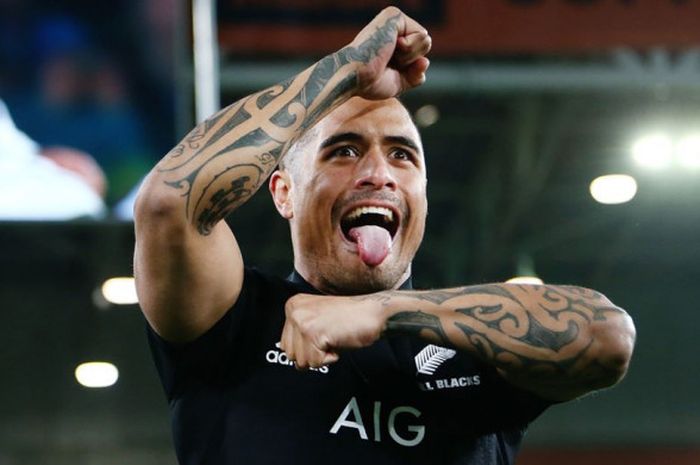 Pemain timnas rugby Selandia Baru, Aaron Smith, saat menunjukkan gerakan haka saat membela All Blacks dalam ajang internasional.