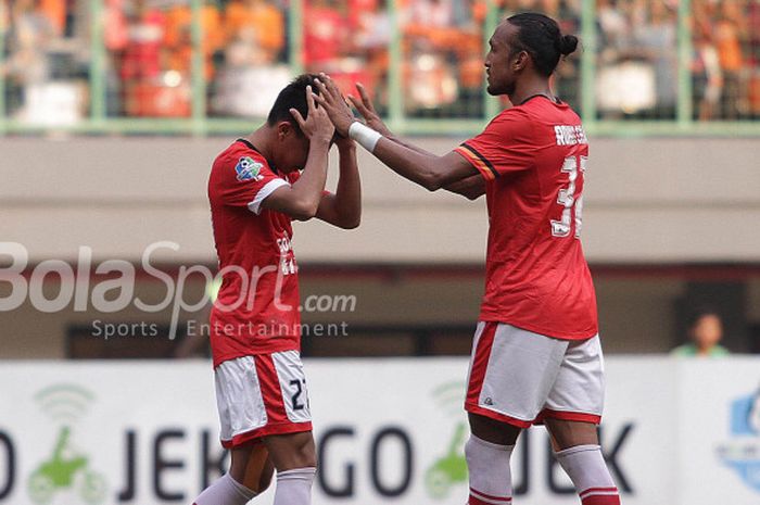 Gelandang Persija, Fitra Ridwan (kiri), bersama Rohit Chand.