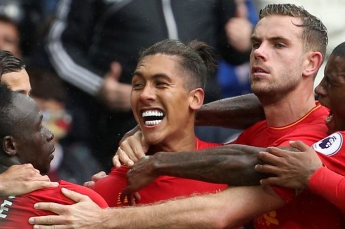 Pemain Liverpool FC, Roberto Firmino (tengah), merayakan gol yang dia cetak ke gawang Swansea City dalam pertandingan Premier League di Stadion Liberty, Swansea, 1 Oktober 2016.