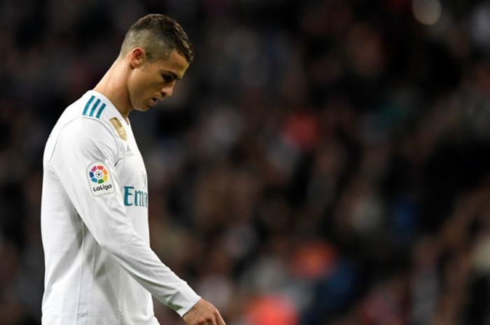 Reaksi megabintang Real Madrid, Cristiano Ronaldo, dalam laga Liga Spanyol kontra Las Palmas di Stadion Santiago Bernabeu, Madrid, pada 5 November 2017.
