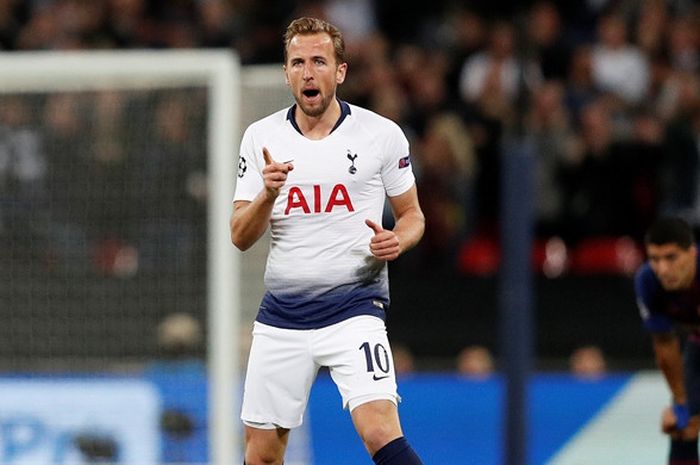 Penyerang Tottenham Hotspur, Harry Kane, merayakan gol yang dicetak ke gawang FC Barcelona dalam laga Grup B Liga Champions di Stadion Wembley, London, Inggris pada 3 Oktober 2018.