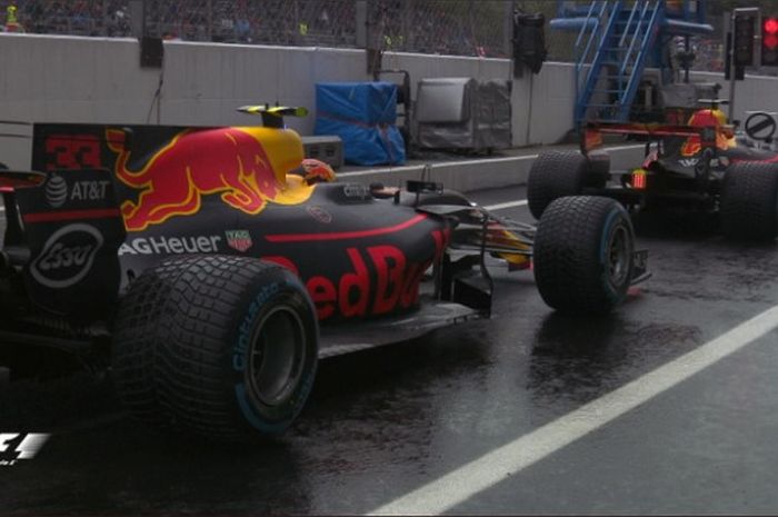 Max Verstappen (kiri) dan Daniel Ricciardo (kanan) menjadi pebalap pertama yang turun ke lintasan pada sesi free practice GP Italia (2/9/2017)
