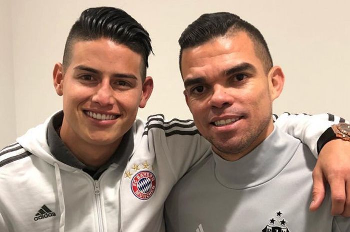 James Rodriguez (kiri) dan Pepe bertemu setelah bertanding pada leg 1 babak 16 Besar Liga Champions di Allianz Arena, Selasa (20/2/2018)