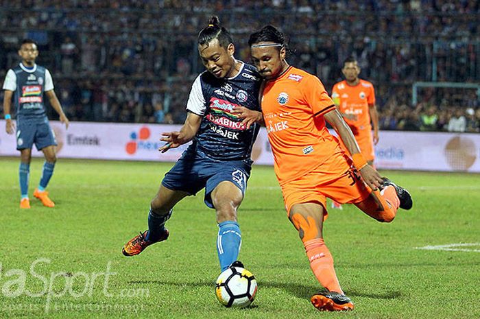 Kapten tim Arema FC, Hamka Hamzah (kiri), berebut bola dengan pemain Persija Jakarta, Rohid Chand, dalam laga pekan ke-19 Liga 1 2018 di Stadion Kanjuruhan Malang, Jawa Timur, Minggu (5/8/2018) malam.