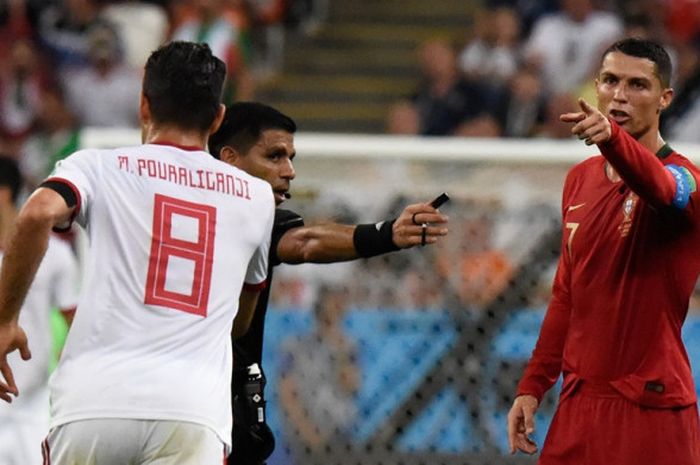 Ekspresi megabintang Portugal, Cristiano Ronaldo (kanan), seusai menerima kartu kuning dalam laga Grup B Piala Dunia 2018 kontra Iran di Mordovia Arena, Saransk, Rusia pada 25 Juni 2018.