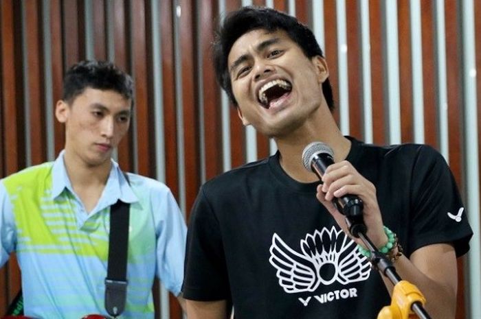 Pebulu tangkis ganda campuran Indonesia, Tontowi Ahmad, sedang unjuk kebolehan bernyanyi di sela-sela acara makan malam pada karantina Olimpiade Rio di Kudus, Selasa (12/7/2016).
