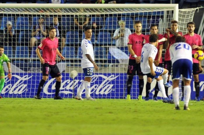 Tendangan bebas Luis Milla Manzanares saat CD Tenerife berjumpa AD Alcorcon di Stadion Estadio Heliodoro Rodriguez Lopez pada hari Sabtu (27/10/2018).