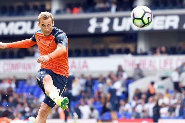 Striker Tottenham Hotspur, Harry Kane, menembak bola saat melakukan pemanasan menjelang laga lanjutan Premier League 2016-2017 melawan Crystal Palace di Stadion White Hart Lane, pada 20 Agustus 2016.