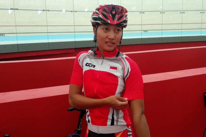 Atlet balap sepeda putri Indonesia, Crismonita Dwi Putri.