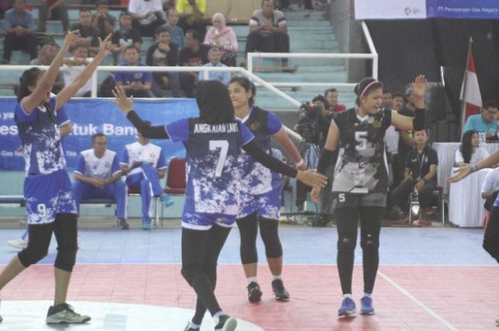 Tim putri TNI AL bereaksi setelah memenangi laga atas Alko Bandung, 3-2 (26-24, 25-19, 25-27, 22-25, 15-13) pada laga perdana Livoli Divisi Utama 2017 di GOR Dimyati, Tangerang, Sabtu (2/12/2017).