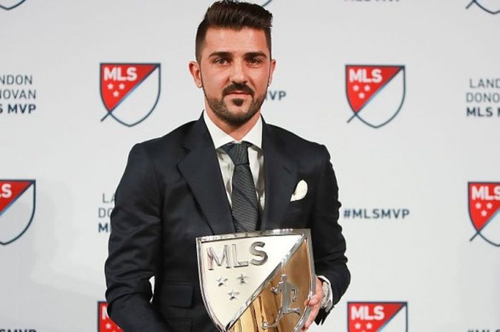 Striker New York City FC, David Villa, berpose bersama gelar Landon Donovan MLS MVP 2016 di Spring Studios, New York City, pada 6 Desember 2016.