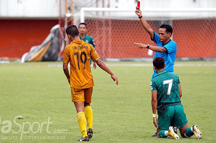 Gelandang Bhayangkara FC, Teuku Muhammad Ichsan (kiri), mendapat kartu merah dari wasit dalam laga u