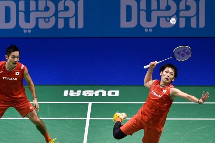  Pasangan ganda putra Jepang, Takeshi Kamura (kanan)/Keigo Sonoda, saat menjalani pertandingan melawan Mads Conrad-Petersen/Mads Pieler Kolding (Denmark) pada laga semifinal turnamen BWF Dubai World Super Series Finals di Hamdan Sports Complex, Dubai, Uni Emirat Arab, 17 Desember 2016. 