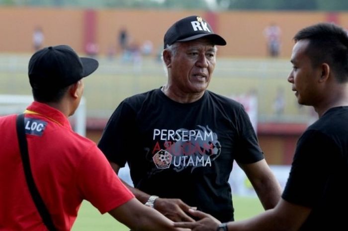 Pelatih Persepam Madura, Rudy William Keltjes (tengah), seusai laga home perdana saat melawan Persatu Tuban di Stadion Gelora Ratu Pamelingan Pamekasan, Jawa Timur, Sabtu (22/04/2017).