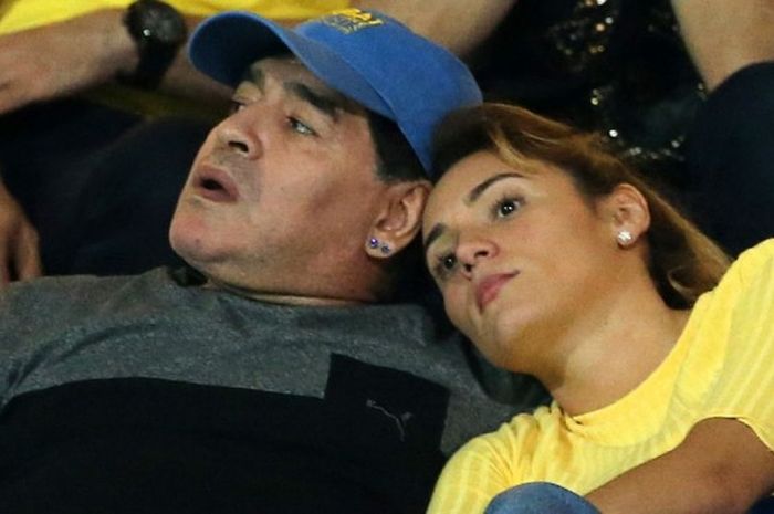 Legenda Argentina, Diego Maradona (kiri), bersama pacarnya yang berusia 20 tahun lebih muda, Rocio Oliva, menyaksikan laga turnamen tenis ATP di Dubai, 27 Februari 2016.