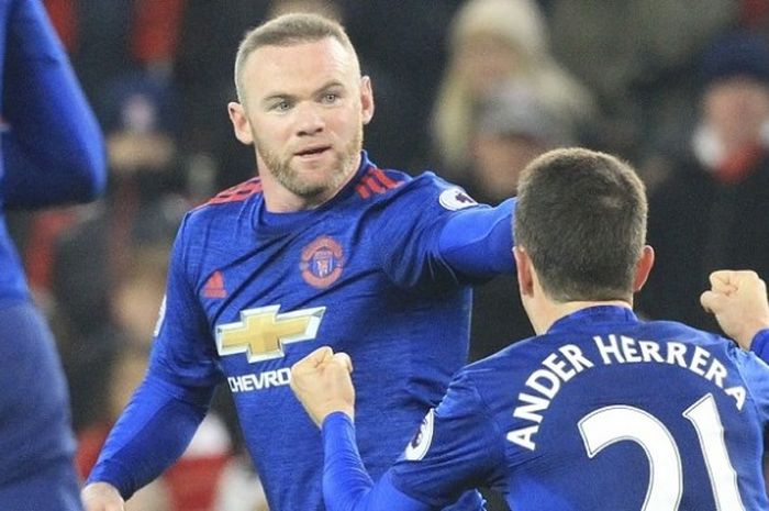 Striker Manchester United, Wayne Rooney, merayakan gol ke gawang Stoke City pada lanjutan Premier League di Stadion Bet365, Sabtu (21/1/2017). 