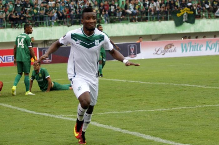 Wilfried Yessoh merayakan golnya ke gawang Persebaya Surabaya di Stadion Manahan, Solo, Sabtu (3/2/2018).