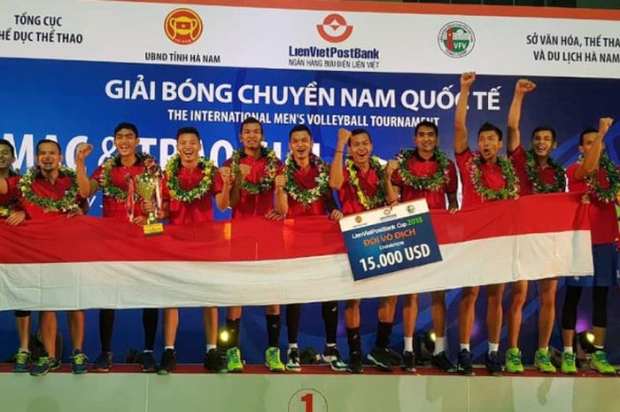 Ekspresi kegembiraan skuat Tim Nasional Voli Putra Indonesia usai sukses menjuarai Piala LienVietPostBank 2018.