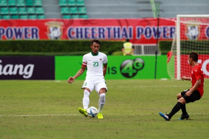 Aksi bek timnas u-22 Indonesia, Hansamu Yama, dalam laga kedua Grup H kontra Mongolia pada Kualifikasi Piala Asia U-23 2018 di Stadion Nasional Supachalasai, Bangkok, Thailand, Jumat (21/7/2017).