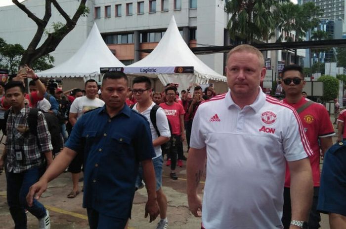 Mantan bek Manchester United, David May, berjalan ke panggung di acara You.C1000 United Way Coaching Clinic bareng legenda sepak bola Indonesia di GOR Soemantri, Jakarta, Sabtu (30/9/17).