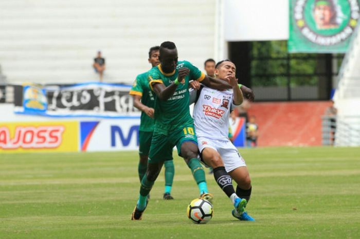 Pemain Sriwijaya FC, Makan Konate saat melawan Madura United pada laga kedua grup B Piala Gubernur Kaltim 2018 di Stadion Batakan, Balikpapan, Senin (26/2/2018)
