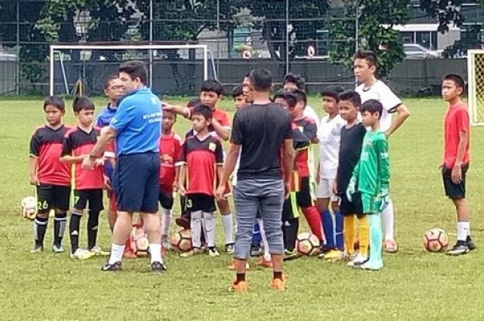 Antonio Fernandez bersama anak asuhnya di Lapangan Aldiron, Pancoran, Jakarta Pusat, Minggu (4/2/2017)