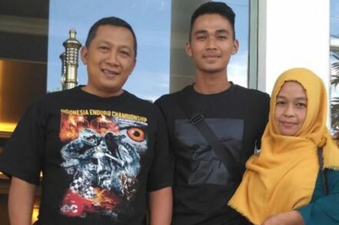 Bek Arema FC, Bagas Adi Nugroho (tengah) bersama kedua orang tuanya, Gesang Gunarto dan Tri Mawarti (kanan) di Malang pada Jumat (17/2/2017). 