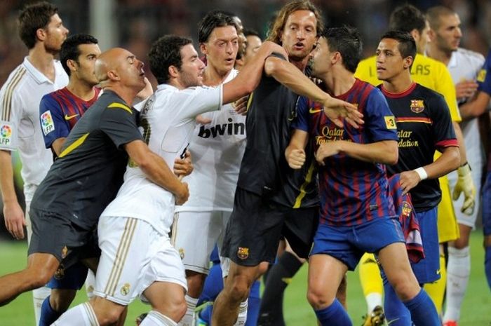 Bentrokan antarpemain Real Madrid dengan Barcelona di laga leg II Supercopa de Espana, 17 Agustus 2011.