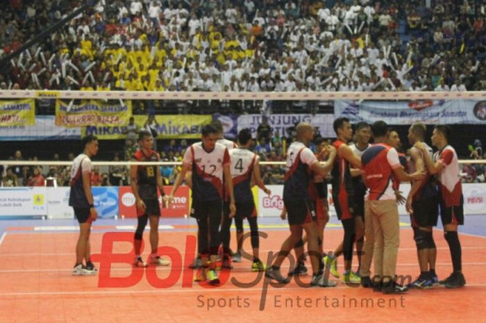 Pemain dan official Surabaya Bhayangkara Samator menenangkan Rendy Tamamilang (dua dari kanan) yang tersulut emosi di tengah laga grand final Proliga 2018, Minggu (15/4/2018), di GOR Amongrogo, Yogyakarta.