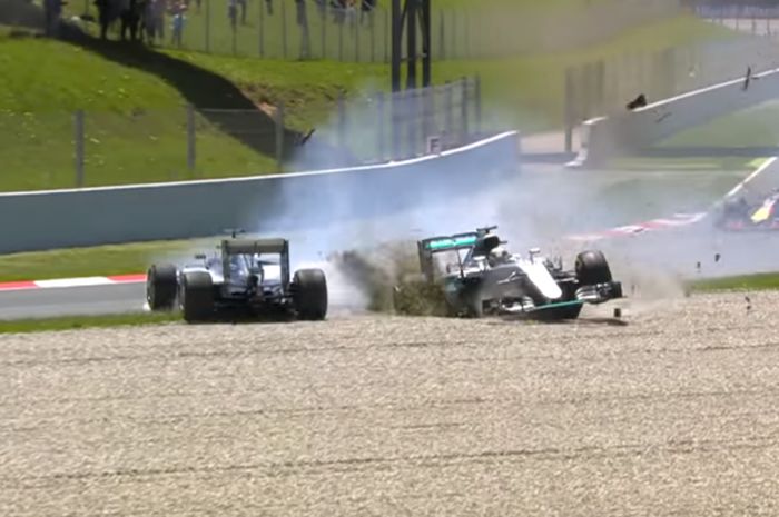 Dua pebalap Mercedes, Nico Rosberg dan Lewis Hamilton mengalami insiden di GP Spanyol 2011.