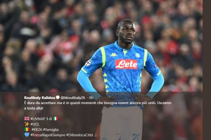 Bek Napoli, Kalidou Koulibaly, kecewa setelah timnya kalah 0-1 dari Liverpool pada penyisihan Grup C Liga Champions 2018-2019, Selasa (11/12/2018) di Stadion Anfield.