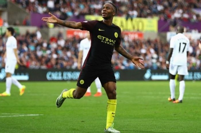 Penyerang Manchester City, Raheem Sterling, merayakan gol timnya ke gawang Swansea City dalam duel Premier League di Liberty Stadium pada 24 September 2016.