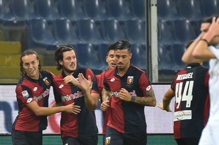 Para pemain Genoa merayakan gol Nicola Ninkovic ke gawang AC Milan pada partai lanjutan Serie A di Stadion Luigi Ferraris, Selasa (25/10/2016). 