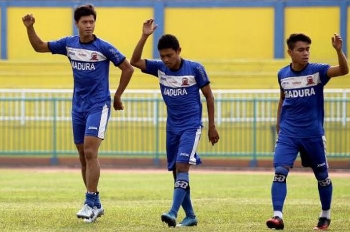 Pemain Madura United, Fandi Eko Utomo (tengah) dalam sesi uji lapangan jelang laga Cilacap Cup 2017 di Stadion Wijaya Kusuma, Cilacap, Kamis (23/3/2017). 