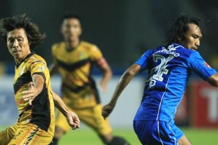  Gelandang Persib, Hariono mencoba lepas dari pemain tengah Mitra Kukar, Asri Akbar di Stadion GBLA, Kota Bandung, Sabtu (18/6/2016) malam. 