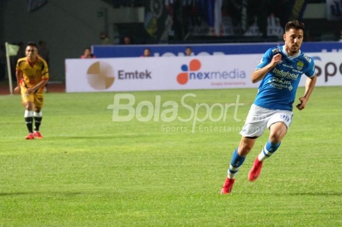 Aksi penyerang Persib asal Argentina, Jonathan Bauman saat timnya menjamu Mitra Kukar pada pekan ketiga Liga 1 2018 di Stadion GBLA, Kota Bandung, 8 Maret 2018. 