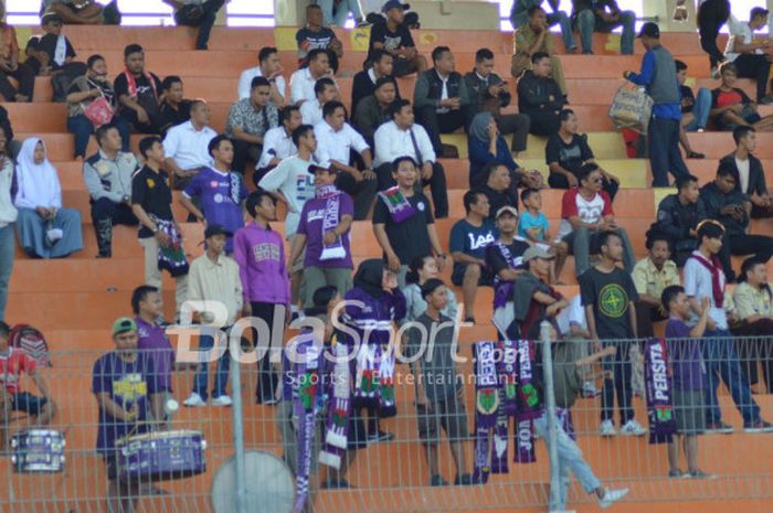 Suporter Persita Tangerang hadir dalam laga tandang melawan Persis Solo pada pekan ke-11 Liga 2 2018 di Stadion Wilis, Madiun, Senin (30/7/2018)