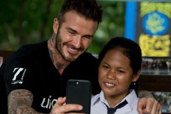 Duta Kehormatan UNICEF David Beckham berfoto bersama Sripun (15) di rumahnya di Semarang, Jawa Tengah, Indonesia, 27 Maret 2018. Sripun diunjuk oleh lingkungannya untuk menjadi agen perubahan dan berpartisipasi dalam program anti-bullying yang diinisiasi UNICEF.