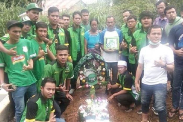 SMeCK Hooligan, suporter PSMS Medan berziarah ke makam Agustus Pasaribu seorang pendukung yang meninggal ketika akan menyaksikan laga PSMS Medan kontra Sriwijaya FC, Jumat (18/5/2018)