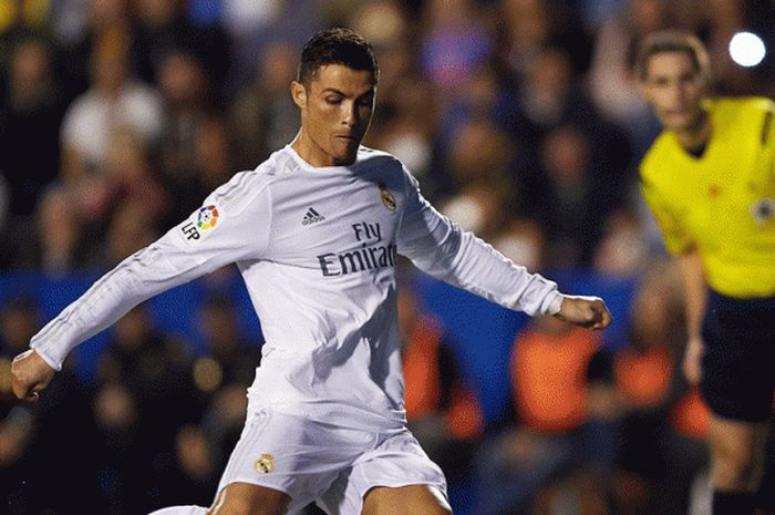 Christiano Ronaldo menembakan gol saat pertandingan La liga antara Levante dan Real Madrid di Ciutat de Valencia tanggal 2 Maret 2016, Valencia, Spanyol