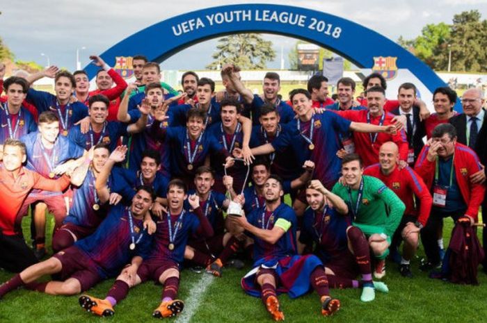 Skuat Barcelona U-19 merayakan gelar juara UEFA Youth League usai mengalahkan Chelsea 3-0 di Nyon, Swiss, pada Senin (23/4/2018).