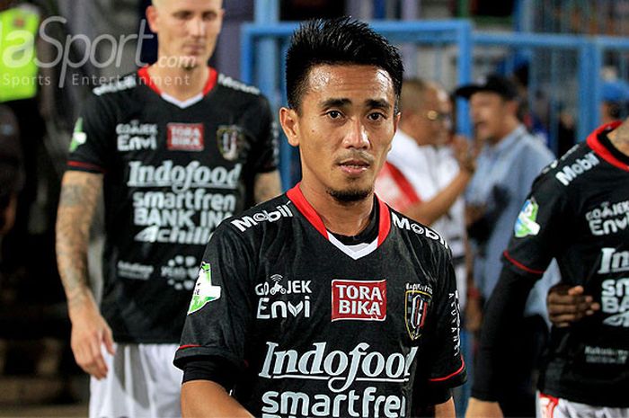  Gelandang Bali United, Muhammad Taufiq, memasuki lapangan menjelang dimulainya laga melawan Madura